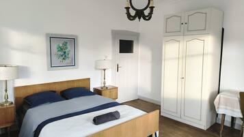 8 bedrooms, free WiFi, bed sheets