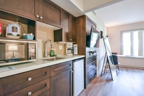 Fridge, oven, stovetop