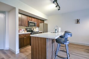 冷蔵庫、オーブン、コンロ