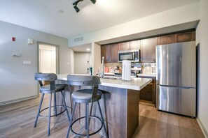 Frigorífic, forn i placa de cuina 