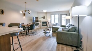 Eine moderne Wohnung mit Küche, Essbereich und Wohnzimmer.