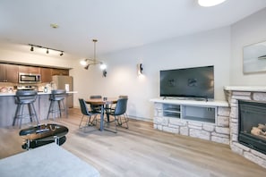 Interior - 2BR King Suite Pool Sauna Heated Pool (Shanty Bay)