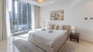 Ein modernes Schlafzimmer mit großem Bett, Stadtblick und minimalistischer Einrichtung.