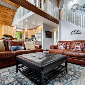 Cabana, diversos llits, pati, vistes al jardí (Luxe Pinewood Escape) | Sala d'estar | Televisor i llar de foc 