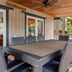 Cabana, diversos llits, pati, vistes al jardí (Luxe Pinewood Escape) | Servei de restauració a l'aire lliure