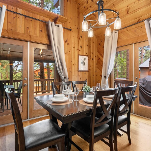 Hytte - flere senge - terrasse - udsigt til have (Luxe Pinewood Escape) | Spiseområde