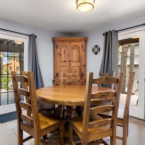 Cabin, Berbilang Katil, Patio, Garden View (Luxe Pinewood Escape) | Tempat makan