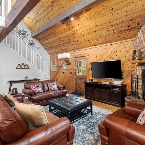 Luxe Pinewood Escape Spacious Cabin for 10 w/ Firepit