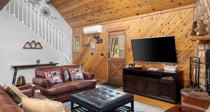 Luxe Pinewood Escape Spacious Cabin for 10 w/ Firepit