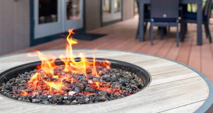 Luxe Pinewood Escape Spacious Cabin for 10 w/ Firepit