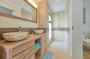 Hair dryer, towels - To complete (Cap Malheureux)