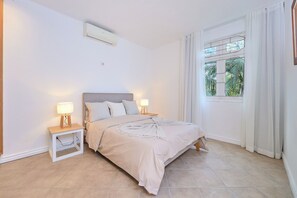 3 slaapkamers, een strijkplank/strijkijzer, reisbedje, internet