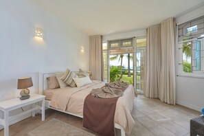 3 quartos, ferros/tábuas de passar roupa, berço de viagem