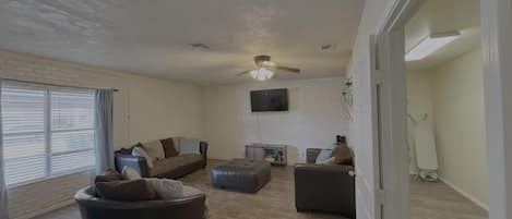 Huis, Meerdere bedden, terras, uitzicht op tuin (Latigo Haven) | Woonruimte | Een 42-inch flatscreentelevisie met digitale zenders