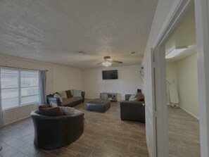 Nhà, nhiều giường, sân hiên, quang cảnh vườn (Latigo Haven) | Khu phòng khách | TV màn hình phẳng 42-inch có truyền hình kỹ thuật số 