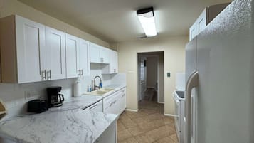 House, Multiple Beds, Patio, Garden View (Latigo Haven) | Private kitchen | Fridge, microwave, oven, stovetop
