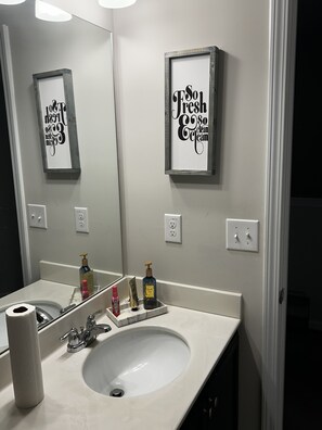 Serviettes fournies, papier toilette