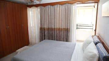 Tabla de planchar con plancha, wifi y ropa de cama