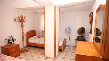 Iron/ironing board, WiFi, bed sheets