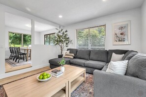 Smart-tv en een tafeltennistafel