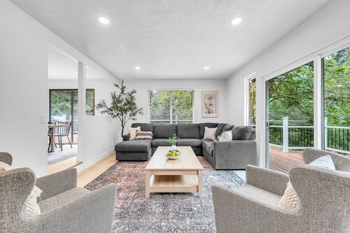 Spacious 5-bedroom 8-bed house in tranquil Boring Oregon with WiFi, AC