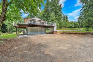 Property grounds - 5-bedroom 8-bed house in Boring Oregon, WiFi, AC, Hot tub (Boring)