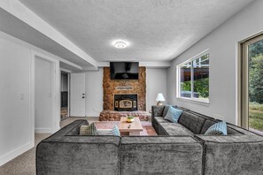 Smart TV, ping pong - 5-bedroom 8-bed house in Boring Oregon, WiFi, AC, Hot tub (Boring)