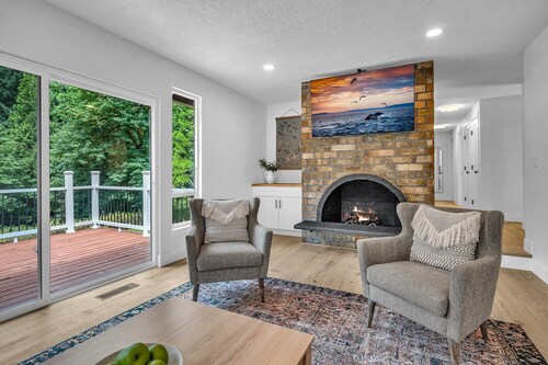 Spacious 5-bedroom 8-bed house in tranquil Boring Oregon with WiFi, AC