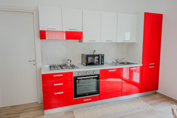 Fridge, microwave, oven, stovetop