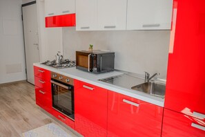 Kühlschrank, Mikrowelle, Ofen, Herdplatte