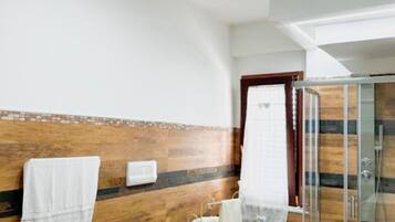 SĂšche-cheveux, serviettes fournies