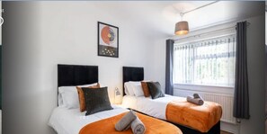4 habitaciones, tabla de planchar con plancha y cuna de viaje 