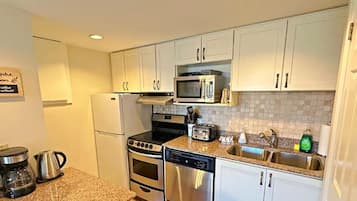 Standard Apartment, 1 Queen Bed with Sofa bed, Balcony, Mountain View | Private kitchen