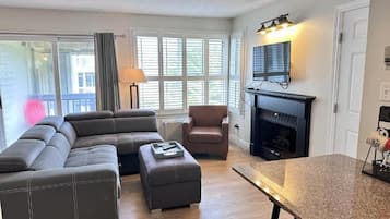 Apartemen Standar, 1 Tempat Tidur Queen dengan tempat tidur Sofa, balkon, pemandangan gunung | Area keluarga | TV layar datar