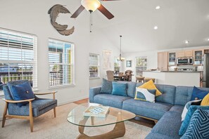 Hus, flere senger, terrasse, hageutsikt (Fin and Feather) | Oppholdsområde | En 42-tommers Flatskjerm-TV med digitale kanaler samt peis