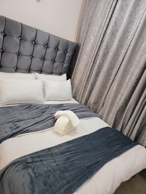 1 habitación, tabla de planchar con plancha, wifi y ropa de cama