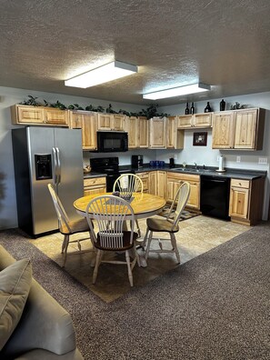 Microwave, oven, stovetop, dishwasher - Cozy 2-bedroom apartment MINUTES outside picturesque Star Valley Ranch (Star Valley Ranch)