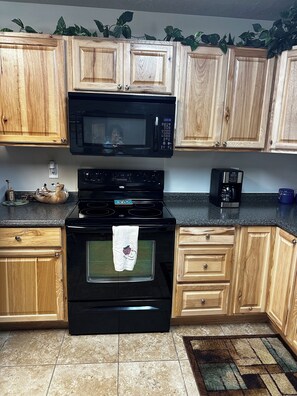 Microwave, oven, stovetop, dishwasher - Cozy 2-bedroom apartment MINUTES outside picturesque Star Valley Ranch (Star Valley Ranch)