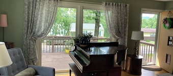 3-bedroom 1.5 bathroom house in Indiana, PA with WiFi, central AC/heat.