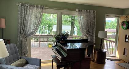 3-bedroom 1.5 bathroom house in Indiana, PA with WiFi, central AC/heat.