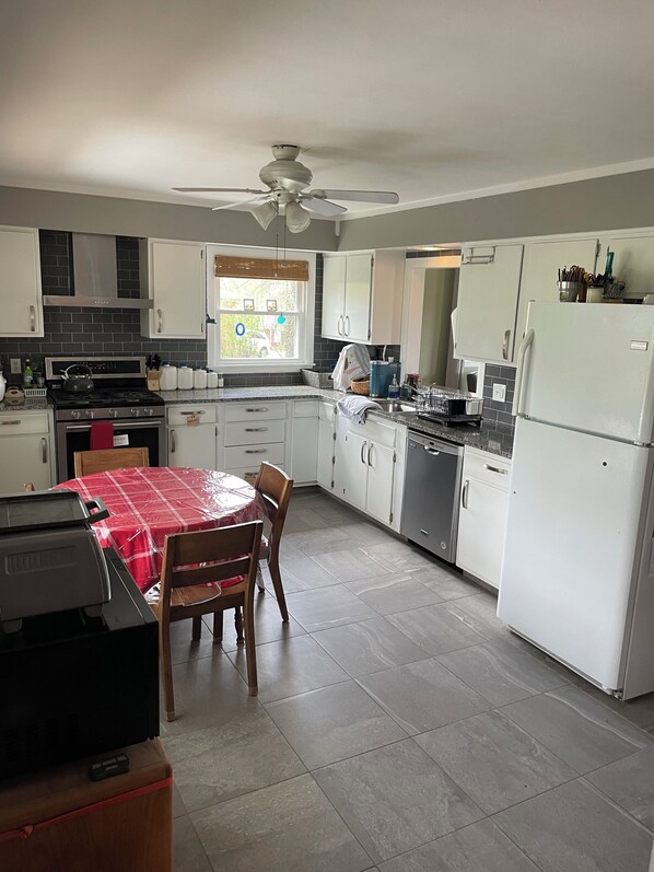 Microwave, oven, stovetop, dishwasher - 3-bedroom 1.5 bathroom house in Indiana, PA with WiFi, central AC/heat. (Indiana)