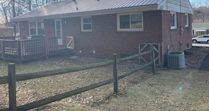 3-bedroom 1.5 bathroom house in Indiana, PA with WiFi, central AC/heat.