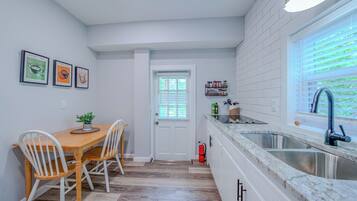 Mikrobølgeovn, kogeplade, kaffe-/temaskine, blender