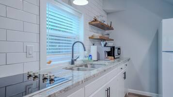 Mikrovågsugn, spishäll, kaffe- och tebryggare och mixer