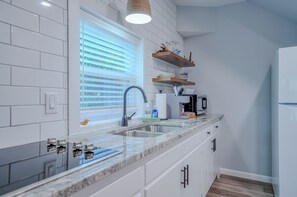 Mikrobølgeovn, kogeplade, kaffe-/temaskine, blender