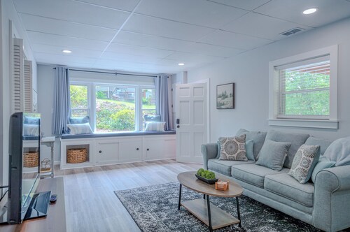 NEW 1-bedroom apartment 1/2 mile to Main St, Weaverville & Lake Louise Park