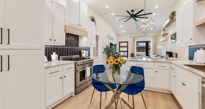 Sapphire Gem - In Downtown Georgetown