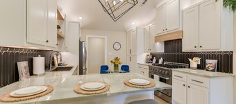 Sapphire Gem - In Downtown Georgetown