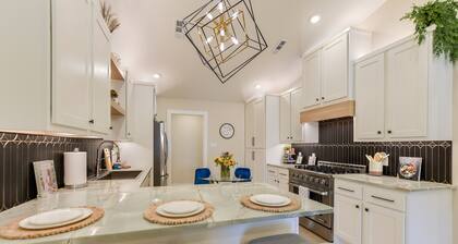 Sapphire Gem - In Downtown Georgetown