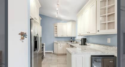 Charming 3-bedroom with WiFi and AC in lovely Southampton